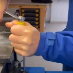 Две ръце на работник с гаечен ключ отвертка
