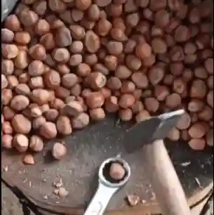 Лешници, гаечен ключ и чук